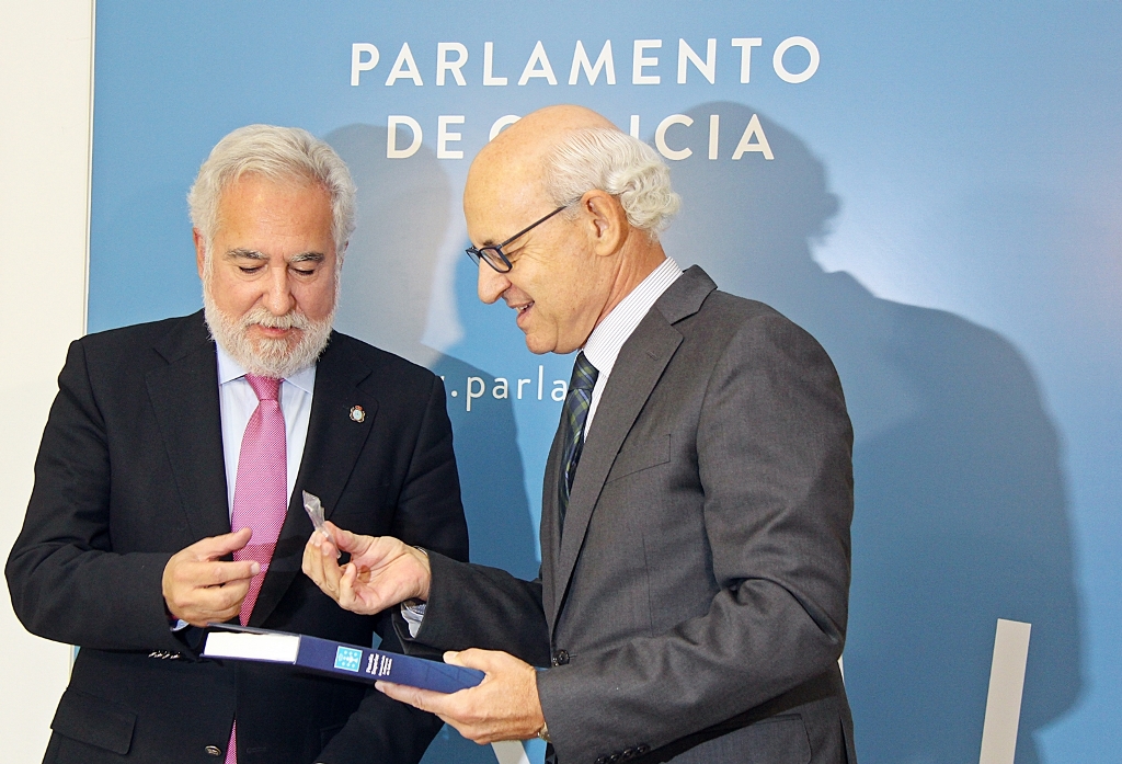 Foto da noticia:O fiscal superior de Galicia entrega a Memoria de 2015 ao presidente do Parlamento